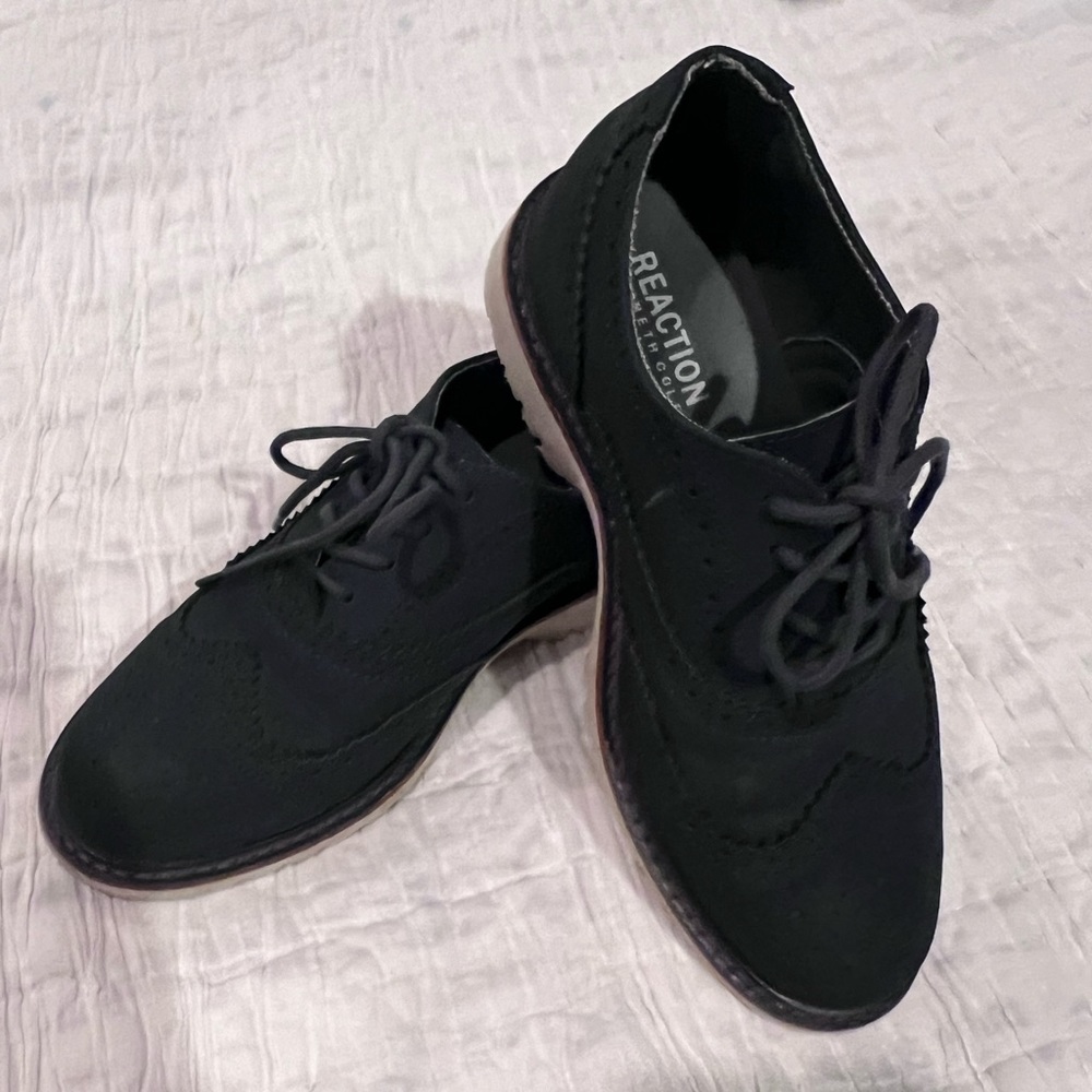 Kenneth Cole Navy Brogue Winged Boys size 1 dress shoe